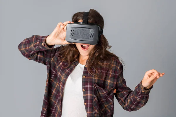 Schöne Frau im Virtual-Reality-Helm — Stockfoto
