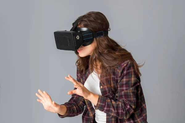 Chica atractiva en casco de realidad virtual — Foto de Stock