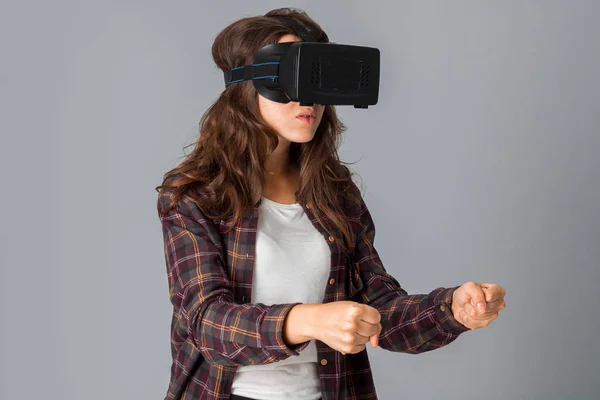 Junge süße Frau im Virtual-Reality-Helm — Stockfoto