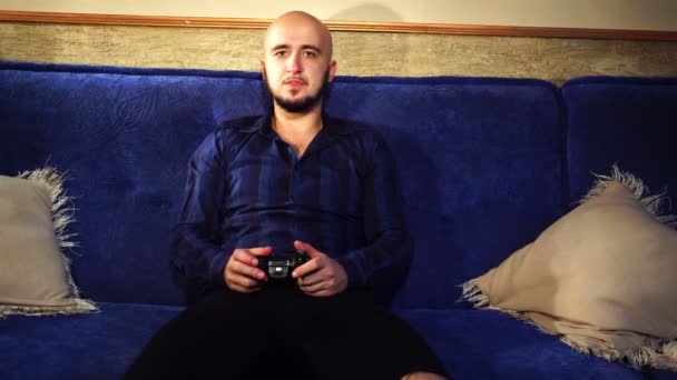 Guapo joven chico juega juegos de ordenador — Vídeo de stock