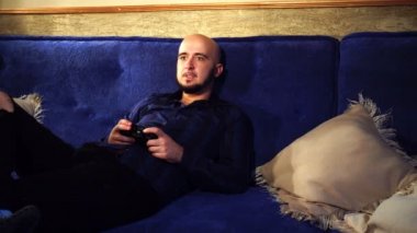 kel adam bilgisayar oyunları oynarken