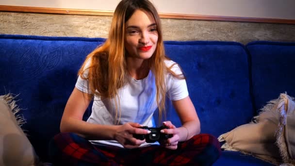 La chica con los labios rojos juega juegos de ordenador — Vídeos de Stock