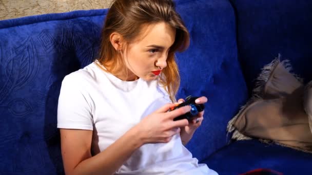 Genç kız, dikkatli bir şekilde bilgisayar oyunları oynuyor — Stok video