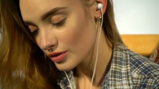 Girl listens to music with headphones — Stock Video