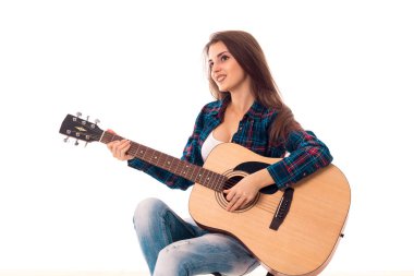 elinde gitar ile seksi kız