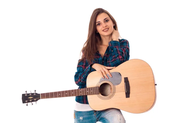 Menina morena alegre tocando guitarra — Fotografia de Stock