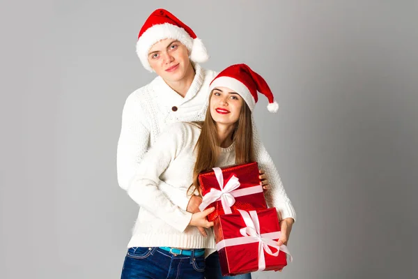 Pareja celebrar la Navidad con regalos —  Fotos de Stock