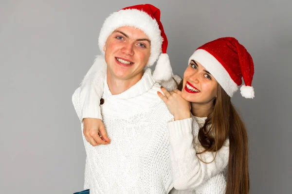 Casal apaixonado celebra o Natal em santa hat — Fotografia de Stock