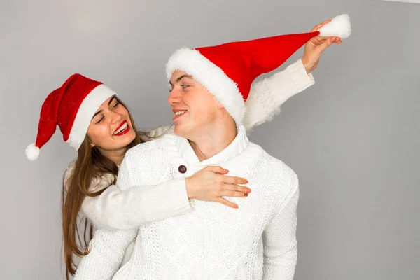 Влюбленная пара празднует Рождество в шапке Санты — стоковое фото