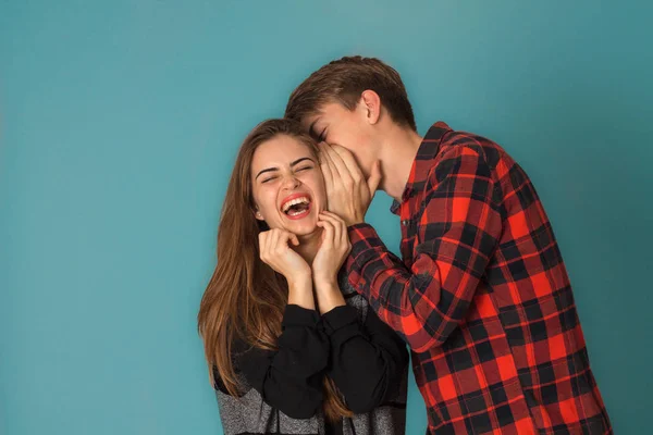 Couple élégant amoureux en studio — Photo