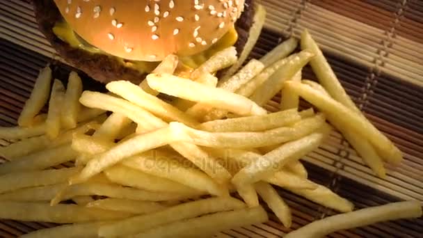 Papas fritas y una hamburguesa enorme — Vídeos de Stock