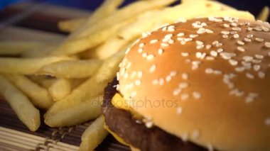 büyük hamburger ve patates kızartması