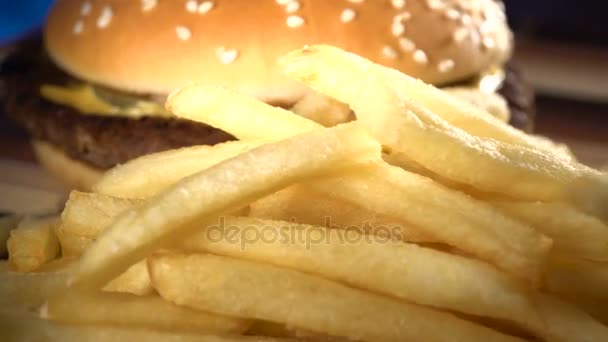 Мясо Пэтти Бургер с сыром и жареной картошкой — стоковое видео