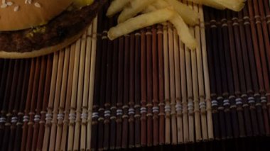 Burger susam ve lezzetli patates kızartması