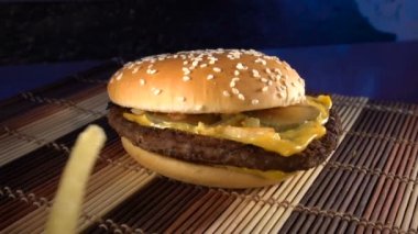 Burger peynir ve salatalık açayım