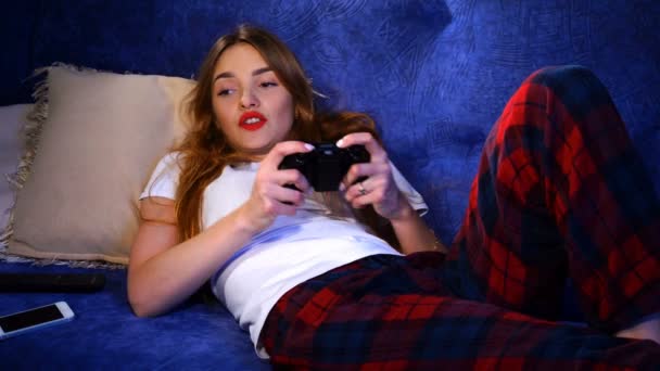 Fille gamer couché sur le canapé et a joué à des jeux — Video