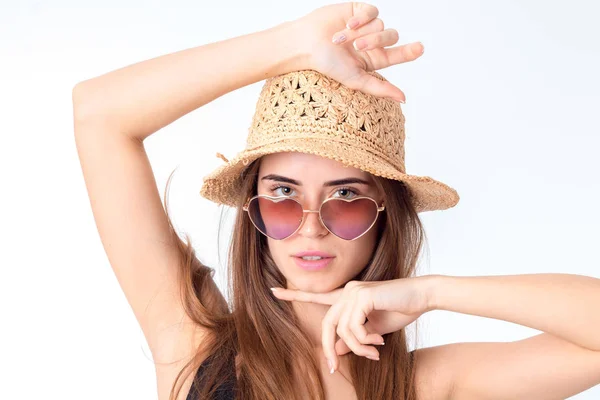Chica en gafas de sol y paja —  Fotos de Stock