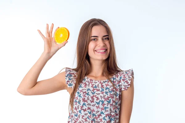 Chica con rodajas de naranja en las manos —  Fotos de Stock