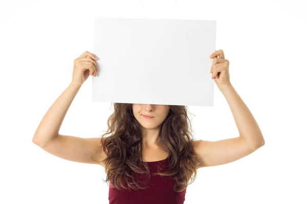 Menina em vestido vermelho com cartaz branco — Fotografia de Stock