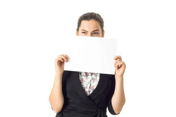 Mulher de uniforme com cartaz branco nas mãos — Fotografia de Stock