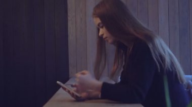 Kız cep telefonu iletişim kurar.