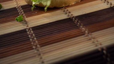 lezzetli çizburger masaya yatıyor