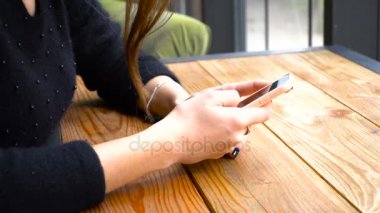 bir telefon tutarak ve seyir o kız