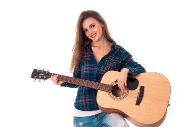 neşeli genç esmer kız gitar çalmak