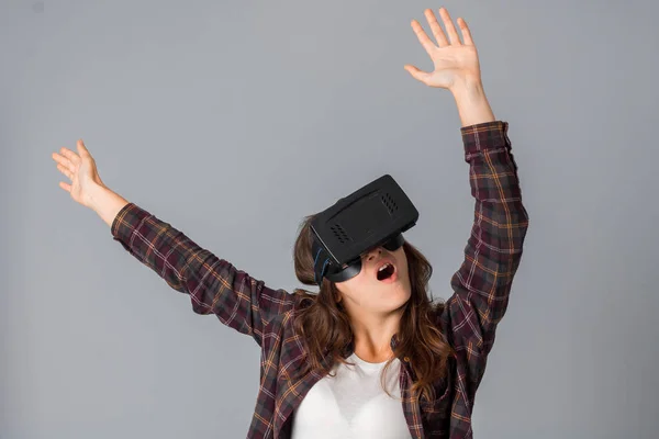 Mujer joven probando un casco de realidad virtual — Foto de Stock