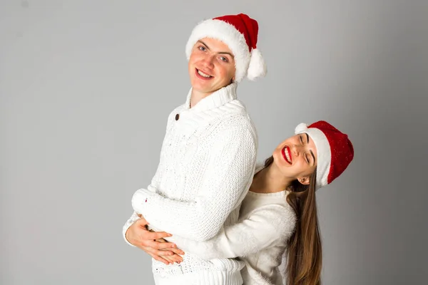 Cuplul sărbătorește Crăciunul în studio — Fotografie, imagine de stoc