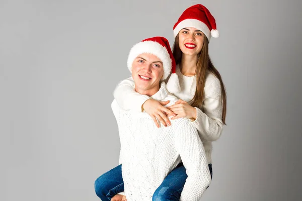 Coppia innamorata festeggia il Natale a Babbo Natale — Foto Stock