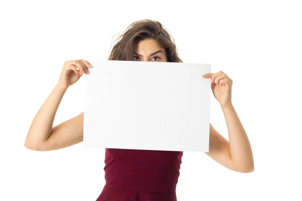 Menina em vestido vermelho com cartaz branco — Fotografia de Stock