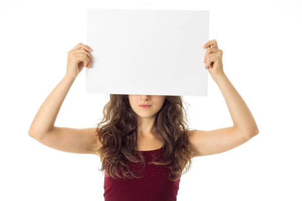 Menina em vestido vermelho com cartaz branco — Fotografia de Stock