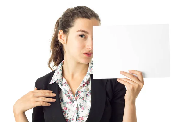 Mulher de uniforme com cartaz branco nas mãos — Fotografia de Stock