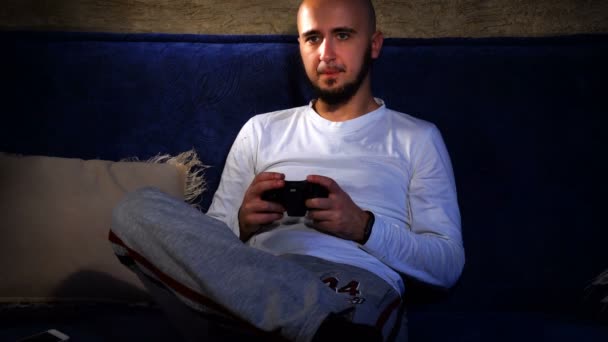 Joven con camisa blanca jugando juegos de ordenador — Vídeos de Stock