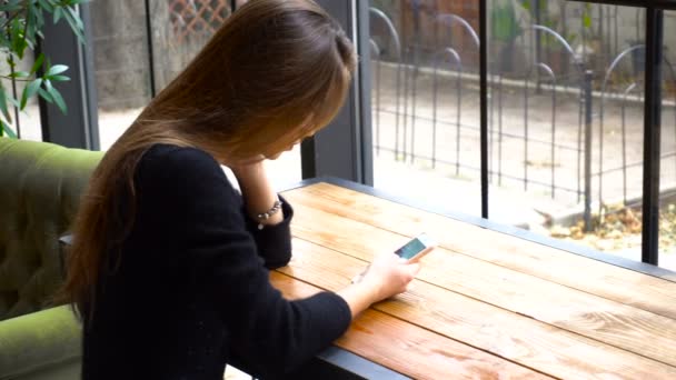 Chica navegar por Internet en el teléfono móvil — Vídeo de stock