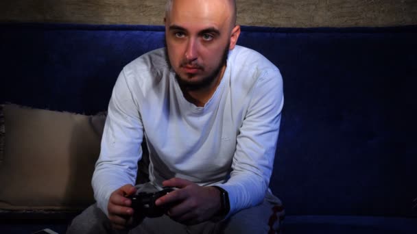 Mann im weißen Hemd spielt Computerspiele — Stockvideo