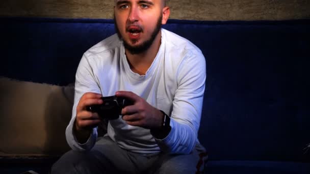 Uomo che gioca giochi per computer con joystick — Video Stock