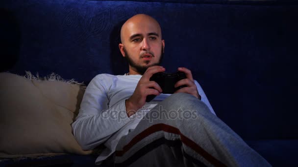 Man in white shirt playing computer games — Stock Video