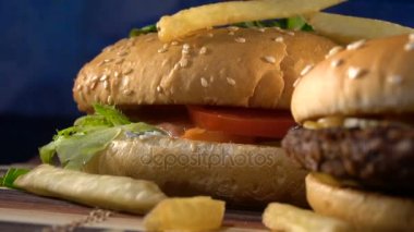 patates serbest düşme lezzetli hamburger üzerinde