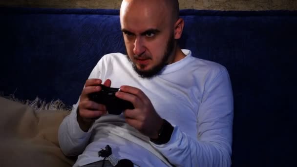 Молодой сердитый человек играет в компьютерные игры — стоковое видео