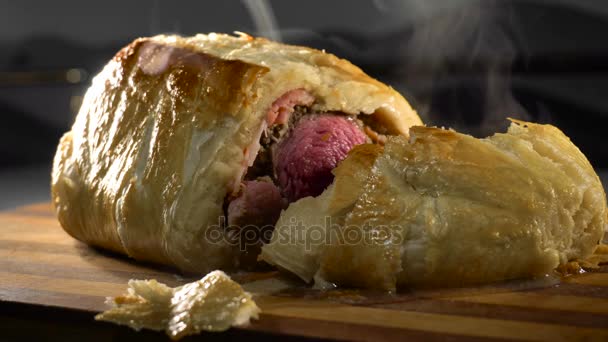 Juicy beef with crispy dough — Stock Video