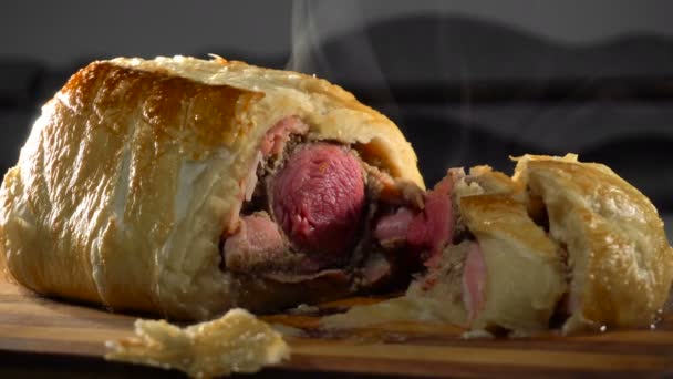 Νόστιμο ζουμερό βοδινό κρέας στο ξύλινο τραπέζι — Αρχείο Βίντεο