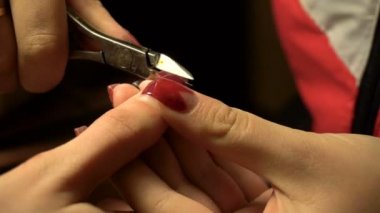 Kız bir Fındıkkıran manikür için kullanarak çivi keser