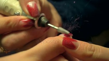 Kız jel vernik çivi uçlarını kullanarak kaldırır.