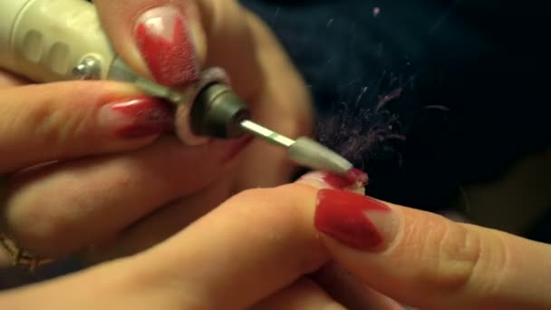Chica elimina el barniz de gel de las uñas usando boquillas — Vídeo de stock