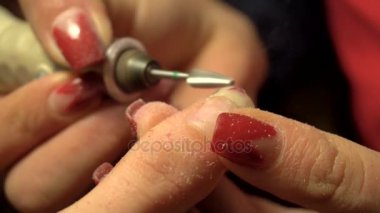 kız mı manikür kullanarak tırnak kesme makinesi