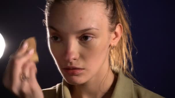 소녀 거울에 자신을 바라보 고 색조 기초를 공격 — 비디오