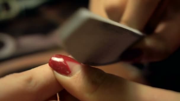 Mädchen schneidet Nägel mit Nagelfeilen — Stockvideo