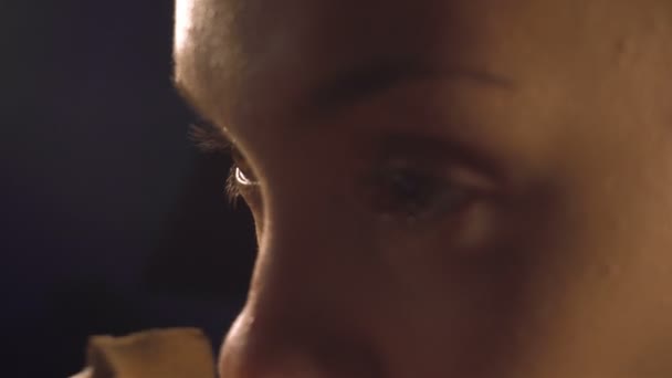 Молодая девушка с помощью макияжа губкой сделки маскировщик на лице — стоковое видео